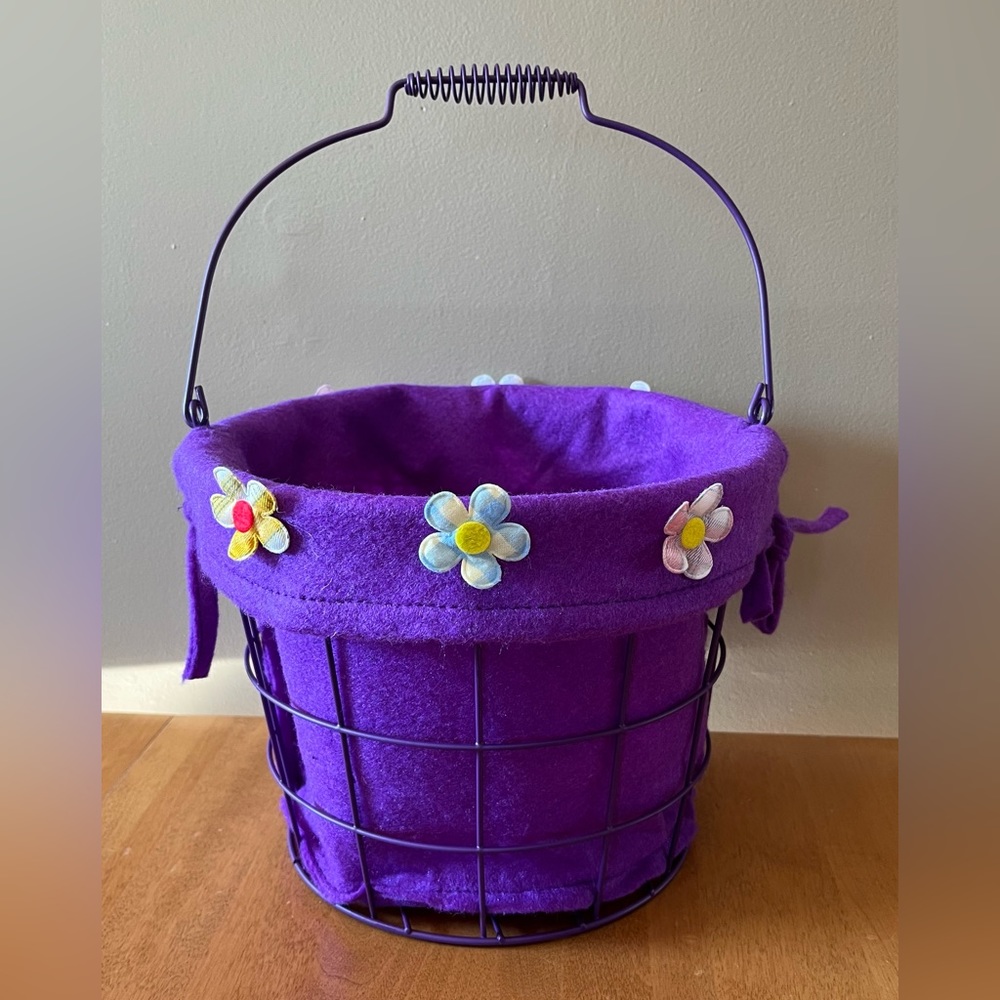 Purple Wire Basket With Removable Liner.  NEW